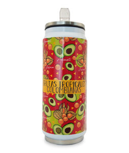 Lata térmica de aluminio de 500 ml, boquilla plástica y tapa hermética. Cuenta con ilustraciones inspiradas en las uchuvas y aguacates de Colombia