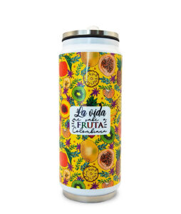 Lata térmica de aluminio de 500 ml, boquilla plástica y tapa hermética. Cuenta con ilustraciones inspiradas en el salpicón colombiano