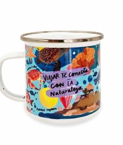 Mug de peltre esmaltado de 300 ml. Un clásico colombiano ideal para bebidas calientes o frías, con un diseño inspirado en el mar Caribe de Colombia