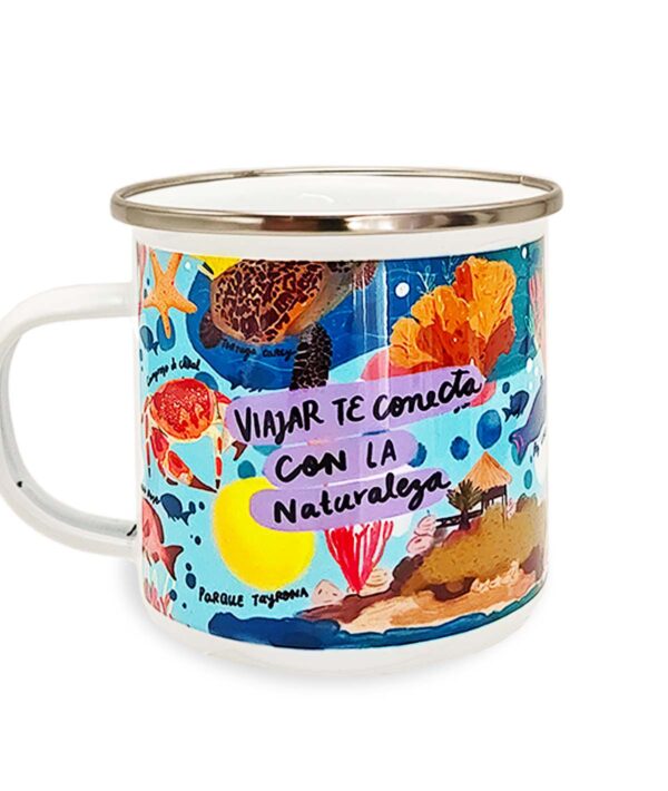 Mug de peltre esmaltado de 300 ml. Un clásico colombiano ideal para bebidas calientes o frías, con un diseño inspirado en el mar Caribe de Colombia