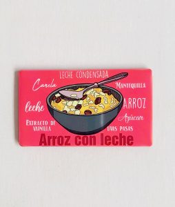 Imán rectangular de 7x4 cm, perfecto como regalo o souvenir. Cuenta con un diseño inspirado en el delicioso arroz con leche colombiano