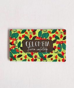 Imán rectangular de 7x4 cm, perfecto como regalo o souvenir. Cuenta con un diseño inspirado en el café colombiano