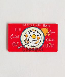 Imán rectangular de 7x4 cm, perfecto como regalo o souvenir. Cuenta con un diseño inspirado en la deliciosa changua colombiana