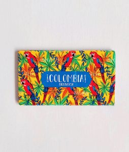 Imán rectangular de 7x4 cm, perfecto como regalo o souvenir. Cuenta con un diseño inspirado en las majestuosas guacamayas de Colombia