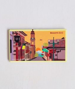 Imán rectangular de 7x4 cm, perfecto como regalo o souvenir. Cuenta con un diseño inspirado en un hermoso lugar turístico de Colombia, la Candelaria