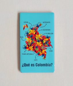 Imán rectangular de 7x4 cm, perfecto como regalo o souvenir. Cuenta con un diseño inspirado en mapa de Colombia
