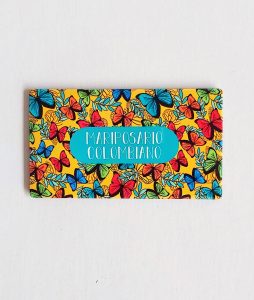 Imán rectangular de 7x4 cm, perfecto como regalo o souvenir. Cuenta con un diseño inspirado en las majestuosas mariposas de Colombia