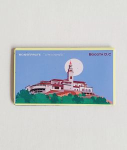 Imán rectangular de 7x4 cm, perfecto como regalo o souvenir. Cuenta con un diseño inspirado en un hermoso lugar turístico de Colombia, Monserrate