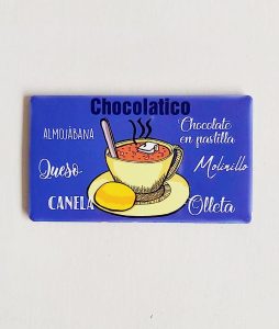 Imán rectangular de 7x4 cm, perfecto como regalo o souvenir. Cuenta con un diseño inspirado en el tradicional y delicioso chocolate colombiano