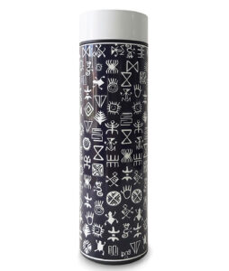 Termo digital 500 ml con tapa hermética e indicador LED de temperatura. Ideal para cualquier bebida. Diseño inspirado en símbolos muiscas colombianos