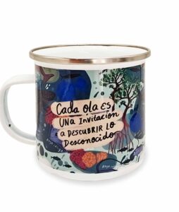 Mug de peltre esmaltado de 300 ml. Un clásico colombiano ideal para bebidas calientes o frías, con un diseño inspirado en el mar Pacífico colombiano