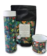 Parte posterior del combo de café colombiano Pandamug con termo digital de temperatura, café del Socorro empacado y mug de peltre con diseño Biodiversa, mostrando presentación del producto y elementos del empaque.
