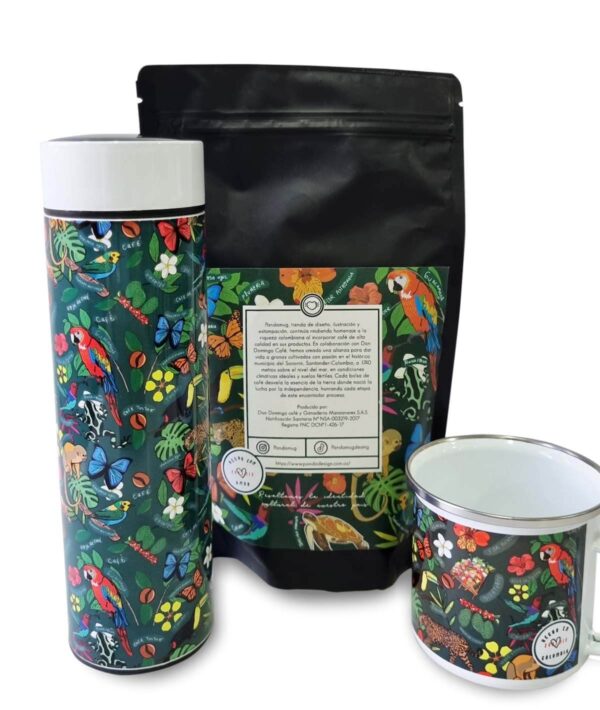 Parte posterior del combo de café colombiano Pandamug con termo digital de temperatura, café del Socorro empacado y mug de peltre con diseño Biodiversa, mostrando presentación del producto y elementos del empaque.
