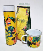 Combo de café que incluye: termo digital, café especial guacamaya y taza de peltre. Perfecto como regalo o souvenir colombiano.