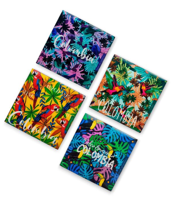 Combo de 4 portavasos de 9,5 x 9,5 cm, con ilustraciones inspiradas en las aves de Colombia, elaborados en MDF, resina y fomi negro.