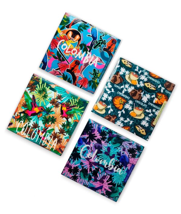 Combo de 4 portavasos de 9,5 x 9,5 cm, con ilustraciones inspiradas en la biodiversidad de Colombia, elaborados en MDF, resina y fomi negro.