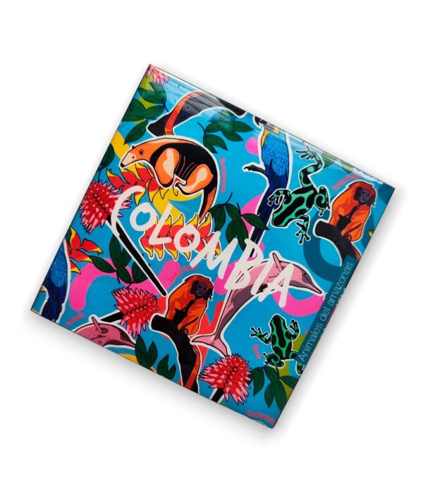 Un portavaso de 9,5 x 9,5 cm, elaborado en MDF, resina y fomi negro. Cuenta con ilustraciones inspiradas en el Amazonas colombiano