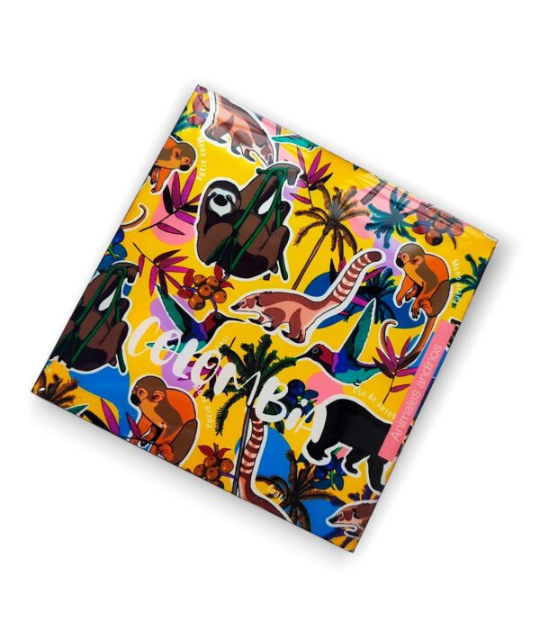 Un portavaso de 9,5 x 9,5 cm, elaborado en MDF, resina y fomi negro. Cuenta con ilustraciones inspiradas en el Andino colombiano