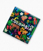 Un portavaso de 9,5 x 9,5 cm, elaborado en MDF, resina y fomi negro. Cuenta con ilustraciones inspiradas en la biodiversidad de Colombia