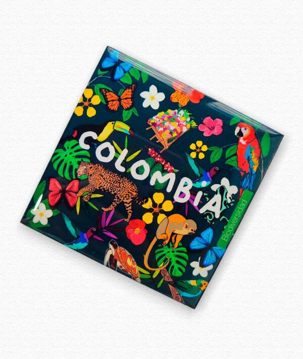 Un portavaso de 9,5 x 9,5 cm, elaborado en MDF, resina y fomi negro. Cuenta con ilustraciones inspiradas en la biodiversidad de Colombia