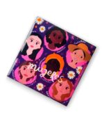 Un portavaso de 9,5 x 9,5 cm, elaborado en MDF, resina y fomi negro. Cuenta con ilustraciones inspiradas en las mujeres colombianas