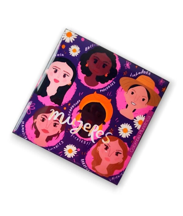 Un portavaso de 9,5 x 9,5 cm, elaborado en MDF, resina y fomi negro. Cuenta con ilustraciones inspiradas en las mujeres colombianas