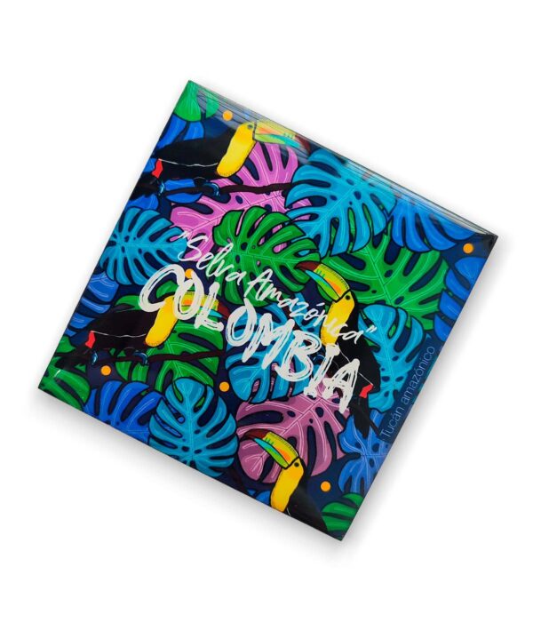 Un portavaso de 9,5 x 9,5 cm, elaborado en MDF, resina y fomi negro. Cuenta con ilustraciones inspiradas en los tucanes colombianos