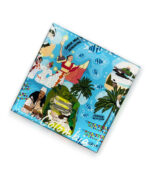 Un portavaso de 9,5 x 9,5 cm, elaborado en MDF, resina y fomi negro. Cuenta con ilustraciones inspiradas en Santa Marta, Colombia