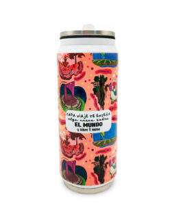 Lata térmica de aluminio de 500 ml, boquilla plástica y tapa hermética. Cuenta con ilustraciones inspiradas en Barranquilla, Colombia