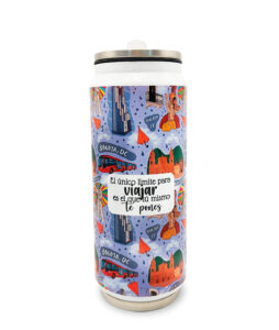 Lata térmica de aluminio de 500 ml, boquilla plástica y tapa hermética. Cuenta con ilustraciones inspiradas en Bogotá, Colombia