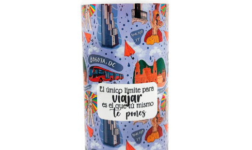 Lata térmica de aluminio de 500 ml, boquilla plástica y tapa hermética. Cuenta con ilustraciones inspiradas en Bogotá, Colombia