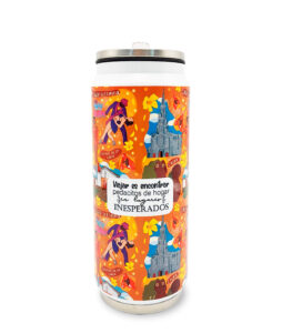 Lata térmica de aluminio de 500 ml, boquilla plástica y tapa hermética. Cuenta con ilustraciones inspiradas en Cali, Colombia