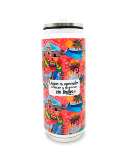 Lata térmica de aluminio de 500 ml, boquilla plástica y tapa hermética. Cuenta con ilustraciones inspiradas en Cartagena, Colombia
