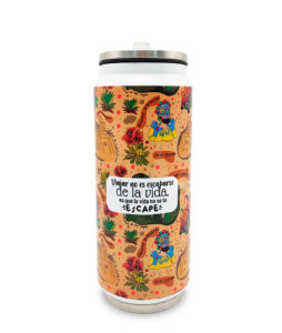 Lata térmica de aluminio de 500 ml, boquilla plástica y tapa hermética. Cuenta con ilustraciones inspiradas en Pasto, Colombia