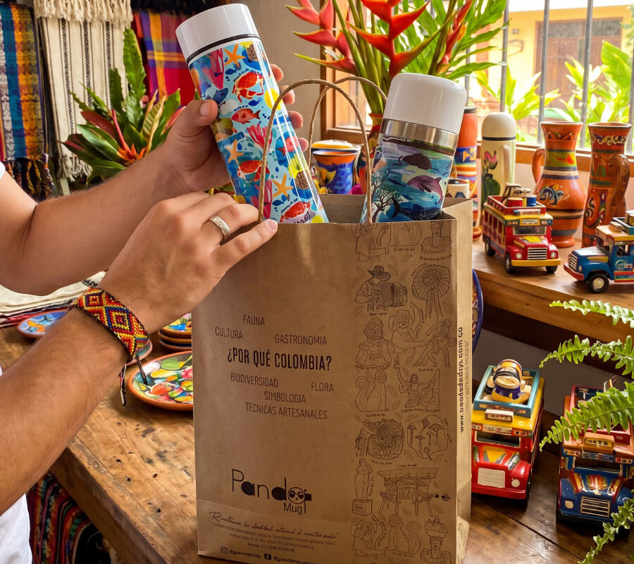 Regalos originales colombianos con termos ilustrados de Pandamug, empacados para una experiencia de regalo única.