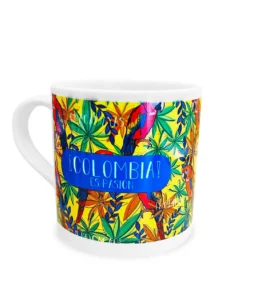 Mini mug de cerámica ilustrado inspirado en las Guacamayas colombianas.